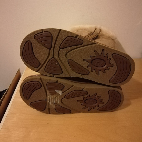 UGG Chestnut Plumdale Tasseled Real Fur Boots - Picture 7 of 8